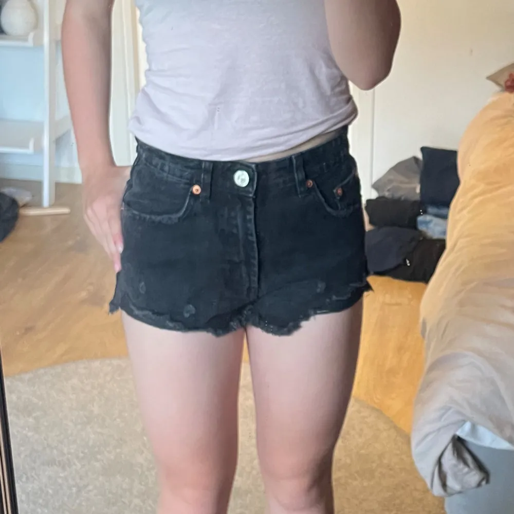 Zara jeansshorts mid rise i storlek 32.. Shorts.