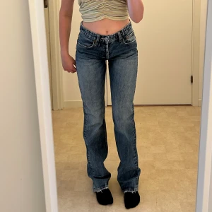 Midwaist jeans - Jag säljer nu dessa jeans från Zara, de har varit mina favoriter men använda inte längre då de blivit små på mig. De är mycket använda men är fortfarande i väldigt bra skick. De är lite slitna nere vid benen men inget som påverkar.❤️
