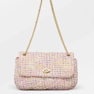 Becksöndergaard väska - Såå fin väska från Becksöndergaard💗 Slutsåld på hemsidan. Går att ha både crossover och som en axelremsväska. Nyskick om man bortser från en liten defekt vid spännet (se bild 4). Nypris 850, hör av er vid frågor, pris kan diskuteras vid snabbköp💕 