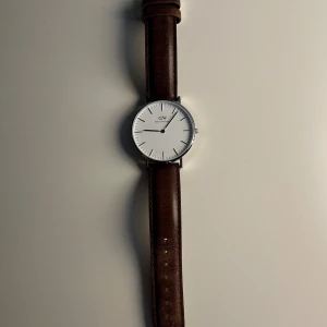 Daniel Wellington klocka - sparsamt använd klocka, original pris 2000SEK. skriv pm om ni har några frågor
