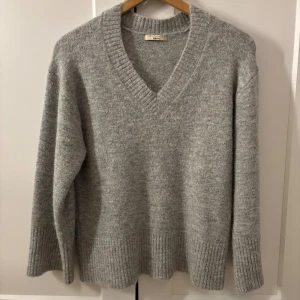 Stickad tröja - Stickad tröja från Gina i fint skick💗