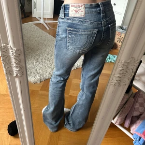True religion jeans  - Säljer mina superfina true religion jeans i modellen becca mid rise - köpt på raglady.  Midjemått rakt över: 31cm Innerbenslängd: 74cm  Det är väldigt stretchigt material. Inga defekter 