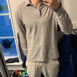 Ralph lauren  -  Säljer nu denna snygga Ralph lauren piké tröja, skick 9/10. Strlk S. Hör av er vid eventuella funderingar 🙌⚜️