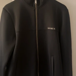 Les deux tröja  - Storlek S, köptes för 1000 kr, perfekt skick, som ny!