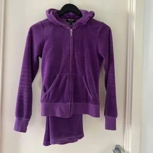 Juicy couture  - Vintage juicy couture set i storlek M men passar mer en S. Skriv gärna om du vill ha bilder på hur den sitter på💗