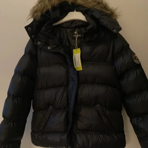 Boohoo jacka - Säljer min boohoo jacka då den aldrig kom till användning, jätte fin och skön att ha på sig. Pris går att diskutera Köptes för 720