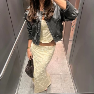 Matchande sett - Ett jättefint matchande sett från pretty little thing, helt nytt med prislapp kvar. Man får både topp och kjol för 600kr! Det är i storlek 8 vilket motsvarar ungefär S i vanlig storlek men passar även en M💕🌸