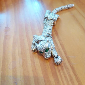 Brosch mönstrad silverfärgade med gröna ögon. - Tuff brosch mönstrad silverfärgade med gröna ögon.