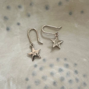 Örhängen i äkta 925 silver - Jättefina örhängen formade som stjärnor i äkta 925 silver. Har bara legat hemma i smyckesskrinet. 
