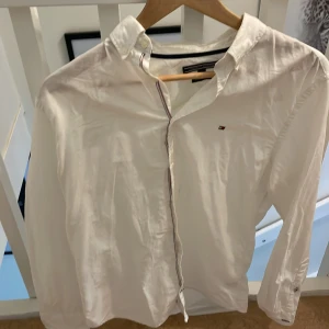 Tommy Hilfigher skjorta - En extremt fin Tommy Hilfigher skjorta skicket är 7,5/10 inga defekter. Storleken är M. Om du har några frågor eller funderingar är det bara att fråga på.