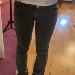  Low waist Boutcut jeans  - De är lite slitna, har klippt av de längs nere för de va för långa. Har ett litet hår i midjan, men de funkar fortfarande❤️ Är 1,56 cm lång o 73 cm i midjemått o passar jätte bra❤️ Men de e väldigt töjbara, skriv om du har frågor eller undrar något💕