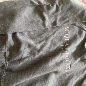 Tröja - Fin sweatshirt av märke Aqualimone . Andvänd ett fåtal ggr. Fint skick . Mörkgrå . Storlek xs. 550 kr