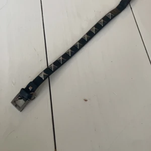 Valentino armband  - Säljer nu mitt Valentino armband sick 8/10 box medföljer äkta såklart  silver nitar o svart läder