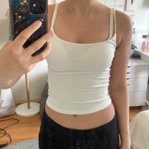 Vitt linne från Bikbok💞 - Säljer detta vita linne från Bikbok pga alldeles för litet/tajt för mig❤️❤️