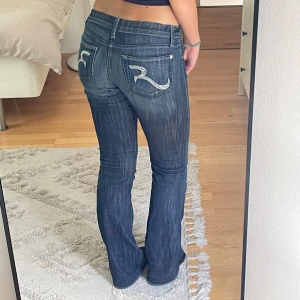 Rock & Republic jeans - Säljer mina Rock&Republic jeans köpta här på Plick🤗 Midjdemått: 36cm  Innerbenslängd: 79cm