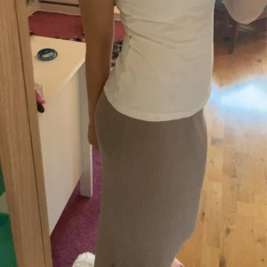 Långkjol  - En fin kjol som passar till hösten, säljer pga gillar inte färgen 💞