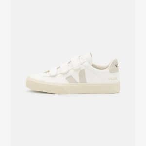 Veja skor - veja skor⭐️⭐️ Fint skick men lite smutsiga, kan skicka egna bilder! Nypris 1800kr  Köpte av en annan på plick skriv om du vill köpa ❤️ 