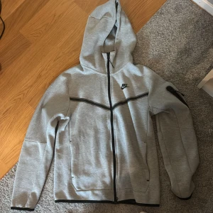 Nike tech fleece hoodie - Grå nike tech fleece hoodie Storlek S Nypris 1200 Knappt använd mycket bra skick