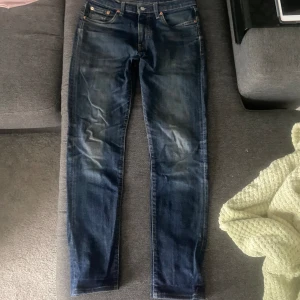 Blåa Levis jeans - Säljer ett par mörkblåa Levis jeans🤩Modellen är ”512”, strl. W30 & L34!! I använt skick men ändå bra, kan vara lite slitna (märket är lortigt, osv)🙌🏻Billiga kläder➡️min profil😚