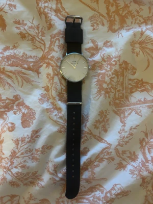 DW klocka - Säljer en Daniel Wellington klocka som jag säljer pga att jag inte använder längre. Batteriet funkar inte och därav det låga priset. Den lilla boxen medkommer. Nypris 1,5.