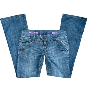 Vintage lågmidjade jeans - Lågmidjade bootcut utsvängda vintage jeans från Dzire Jeans, i strl M // midja 39,5cm, innerbenslängd 81cm, längd 100cm
