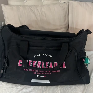 Cheerleading väska  - Perfekt till träning eller tävling mycket plats 4 olika fack orginal pris 500-600 ish 