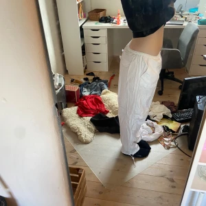  Parachute pants - Säljer dessa jätte fina parachute pants. De är köpta på hm för 300, säljer pågrund av att de inte andvänds. Skriv för fler bilder och eventuella imperfektioner. Går att pruta, använd köp nu, köpare står för frakt.