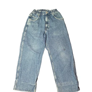 District 46 jeans - Baggy District 46 jeans som är bra använda och är upp sydda drygt 9cm. Ny pris 799kr.