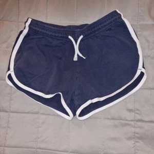 Shorts  - Mörkblåa shorts från Etirel i stl XS