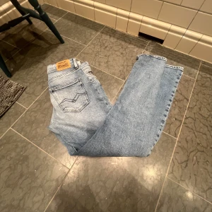 Replay Jeans!✌🏼 - Tja! Nu säljer jag dessa feta Replay jeans som nästan är nya, knappt använda har använt de Max tre gånger. Dessa Jeans passar dig som är ungefär 170 cm lång och har inga defekter!