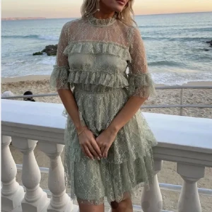 Grön klänning - Maje liknande klänning från bubbleroom! Säljer då jag inte riktigt tyckte den passade mig! Inga defekter! Helt slutsåld på hemsidan! Passar xs/s