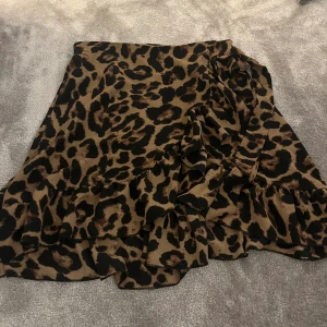 Leopard kjol - Säljer denna snygga leopard kjolen! Den är en xs men passar s också! Pris går att diskuteras 