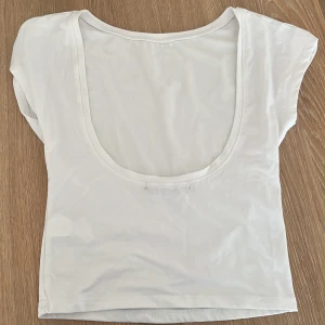 Vit topp med öppen rygg - Lite nopprig på framsidan då jag haft en svart tröja över men går att få bort🤍 använd en gång