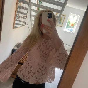 Rosa spets blus - Jag säljer denna fina rosa spetsblusen! Använd endast två gånger. Den är utsvängd i ärmarna och har en snygg detalj i nacken.
