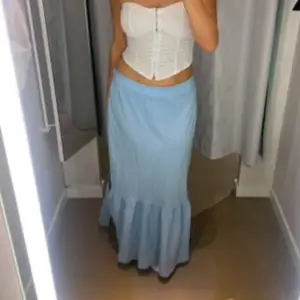 Säljer denna superfina långa blå kjolen från Cubus 💗