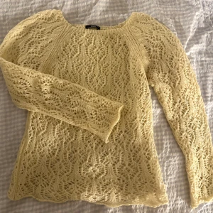 Ljusgul stickad tröja  - Superfin ljusgul stickad tröja med så fina mönster. Står ingen storlek i men passar mig som har S💛