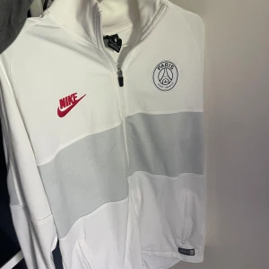 Psg tracksuit (träningströja) - Storlek: M Skick: 10/10 inga defekter 