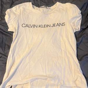 Calvin Klein T-shirts  Vit storlek xs 