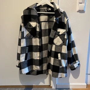 Shacket - Svart vit shacket från hm. 