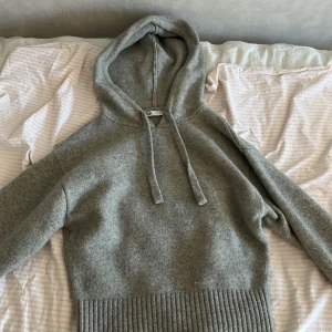 Stickad zara hoodie - En fin stickad hoodie ifrån zara som är i storlek s, har använt tröjan typ 2 gånger och är i nyskick. Pris kan diskuteras, skriv gärna till mig om ni har frågor eller funderingar❤️