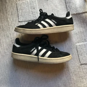 Adidas campus - Adidas Campus vintage skor i storlek 38. Använda. De är fortfrande bekväma då de är i bra kvalitet. Skit snygga. Skriv vid frågor