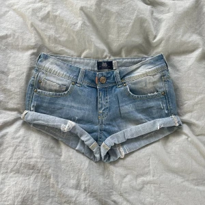 Lågmidjade jeanshorts - I storlek 34 så skulle säga att de passar xs. Midjemåttet är 39cm tvärs över. Hör av er för fler bilder eller mått🫶❗️GÅR ATT LÖSA FRI FRAKT❗️