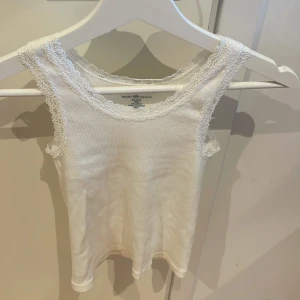 Spetslinne ifrån brandy melville - Säljer detta supersöta linne med spets  ifrån brandy Melville som knappt är använd🥰❣️