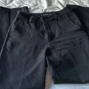 Kostymbyxor  - Säljer dem pågrund av att dem inte används längre dem är uppsydda och är korta på mig som är 1,53💞