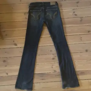 Säljer dessa lågmidjade jeans från Hollister. 