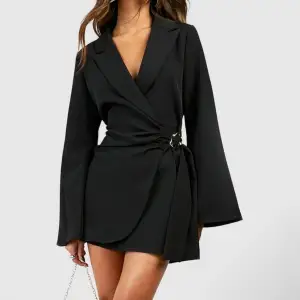 En super snygg svart klänning som är lite kostym inspirerande. Aldrig använd, bara testad. Prislapp finns kvar. Säljer då jag har en liknande 