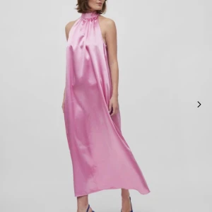 Rosa satin klänning  - Jättefin rosa halterneck satinklänning från Vila <33 Aldrig använd, storlek 34! Inga märken eller defekter! Önskas fler bilder eller om ni har frågor är det bara att skicka!💕🌸💕 
