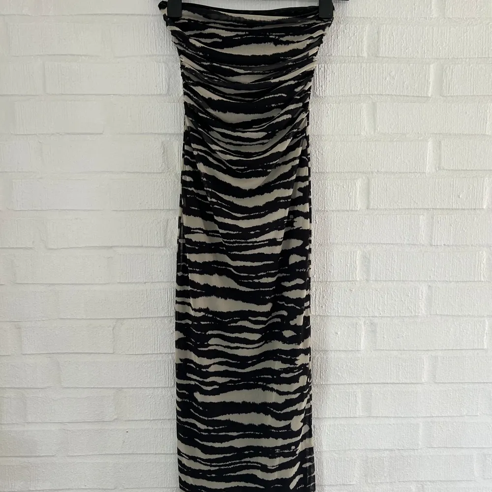 Tight Tubklänning i zebramönster från Zara, använd en gång. Strl S🤍. Klänningar.