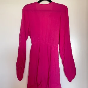 Rosa junpsuit - Fin jumpsuit i tunt luftigt material, perfekt för stranden.