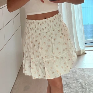 Söt kjol  - Supersöt blommig sommarkjol med smock i midjan, storlek S. Från Newbie vuxen kollektion.